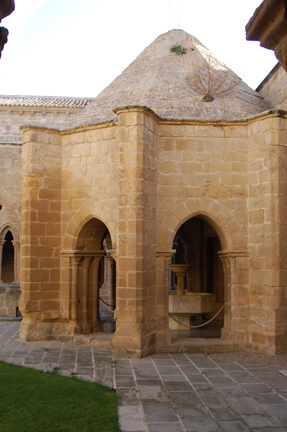 Lavatorio vista externa desde la parte oriental del claustro del monasterio de Rueda